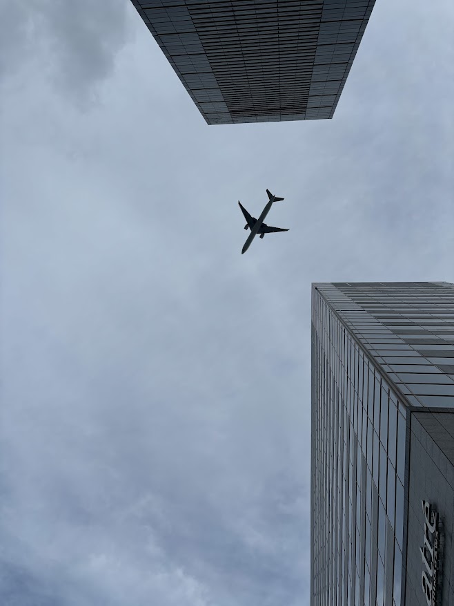 品川駅東口で見る羽田に着陸態勢になってる航空機