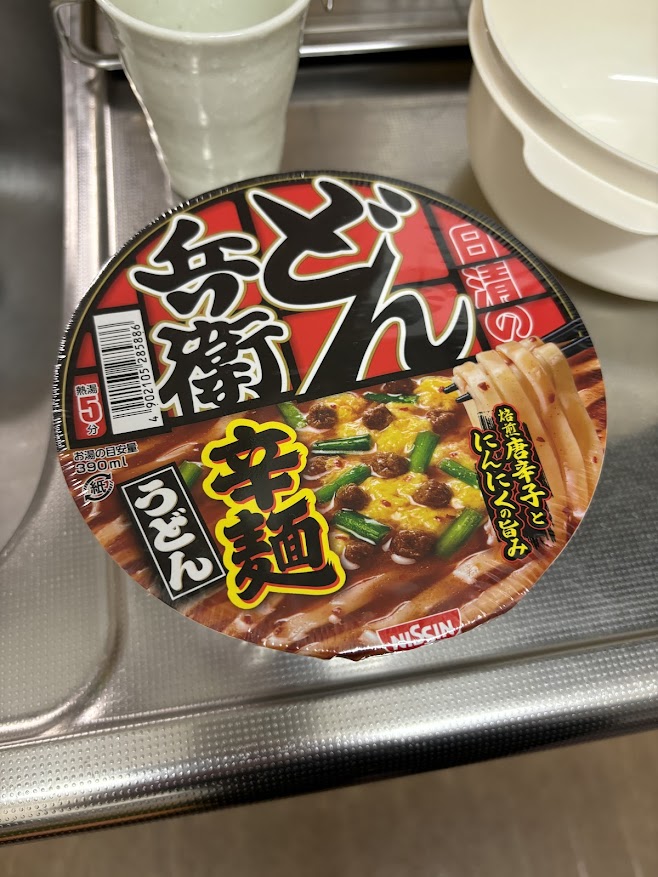 日清のどん兵衛 辛麺うどん【焙煎唐辛子とにんにくの旨み】