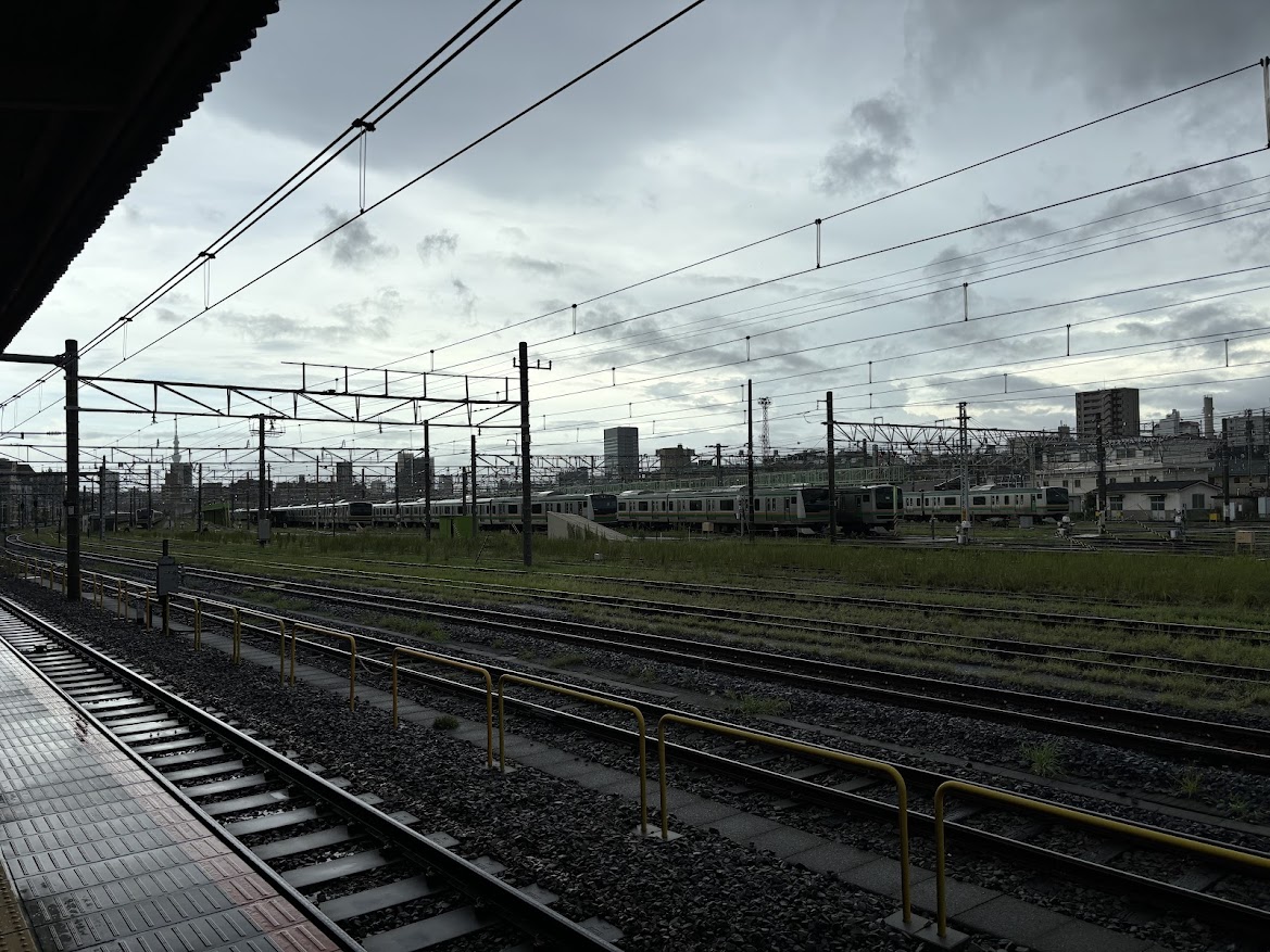 尾久駅ホームから車両基地