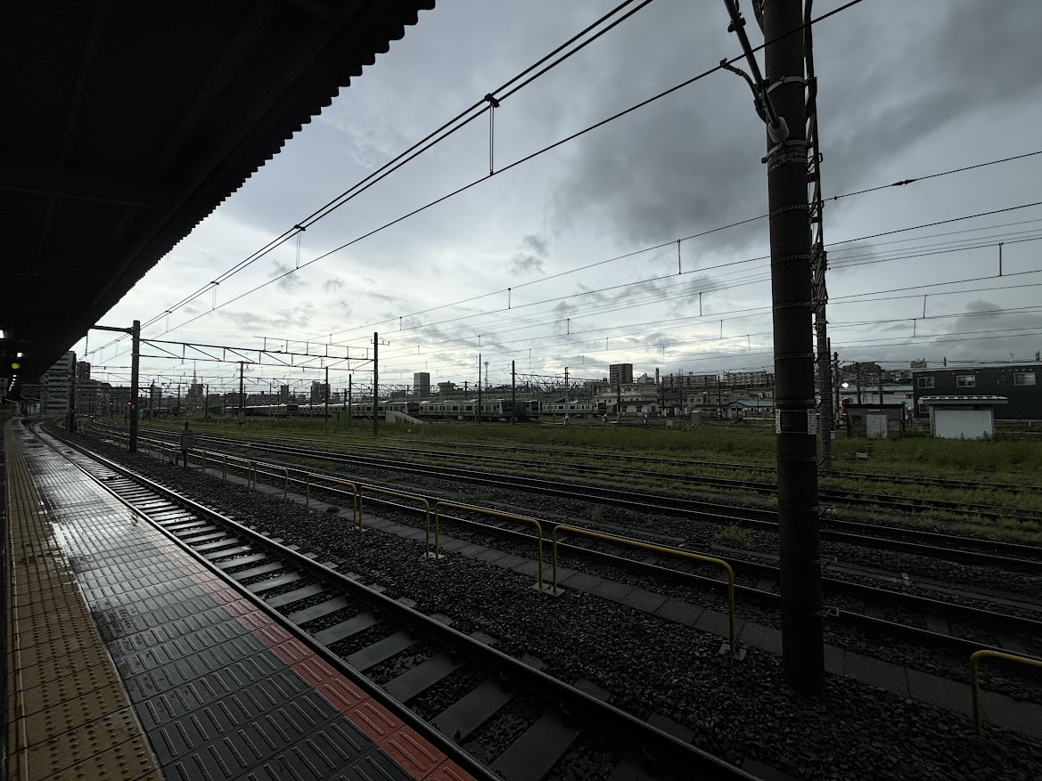 尾久駅ホームから車両基地
