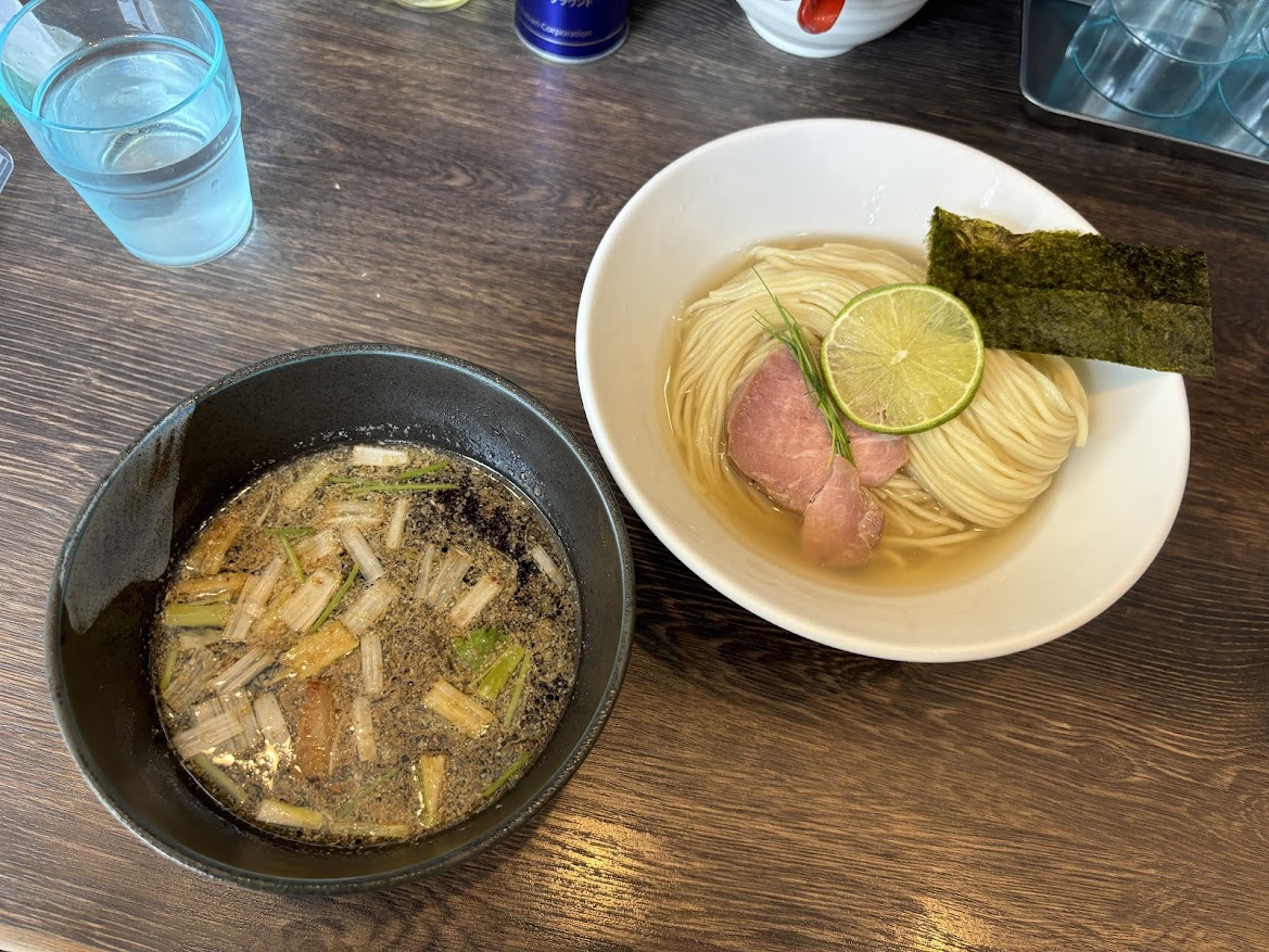 麺処 景虎 戸塚安行店で限定麺(冷製クラムジュース×鶏出汁つけ蕎麦)