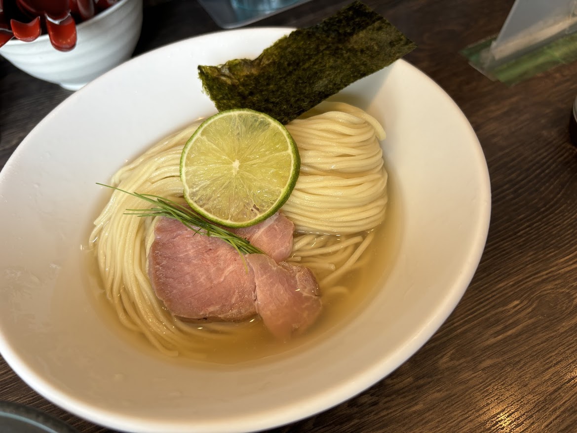 限定麺(冷製クラムジュース×鶏出汁つけ蕎麦)の貝汁と麺