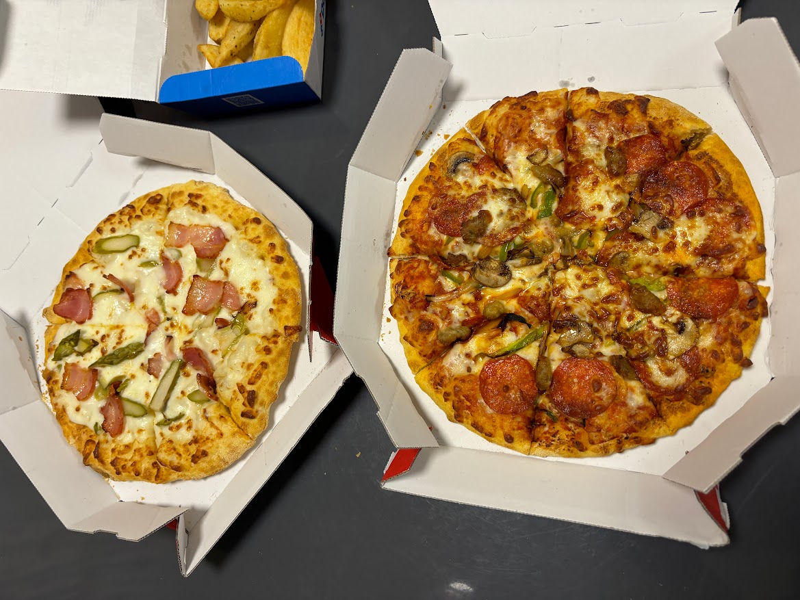 ドミノ・ピザ（ドミノピザ）で持ち帰りのもっと「ドミノ・デラックス」ピザと「居酒屋アスパラベーコン」ピザ等