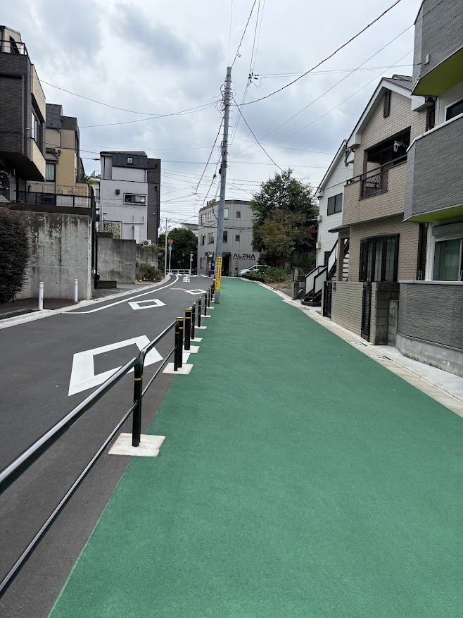 板橋区の本蓮沼からしばらく歩いてかなり広い歩道（歩道が緑色）