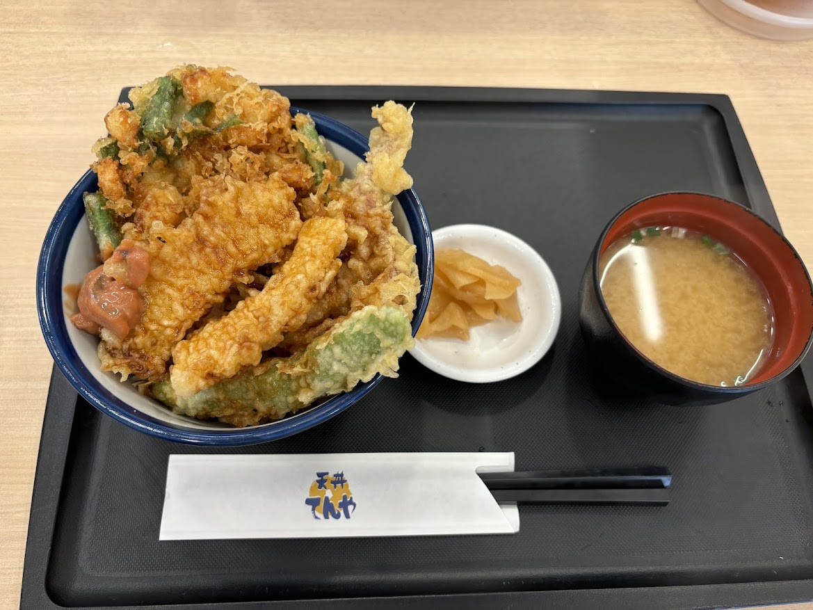 天丼てんや 日暮里店で期間限定 いか旨天丼【いかかき揚げ（大葉・いんげん）、いかげそ、いか天×2、ひらさやいんげん、イカ塩辛】