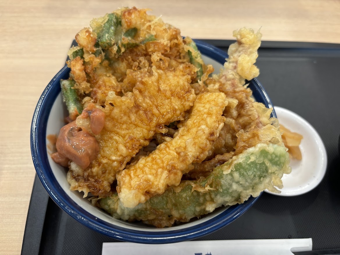 天丼てんや 日暮里店で期間限定 いか旨天丼【いかかき揚げ（大葉・いんげん）、いかげそ、いか天×2、ひらさやいんげん、イカ塩辛】