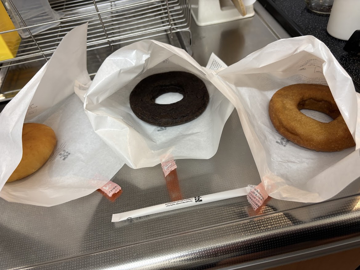 セブンイレブンのお店で揚げたドーナツ（なめらかカスタード、濃厚チョコ、ふんわり甘いメープル）