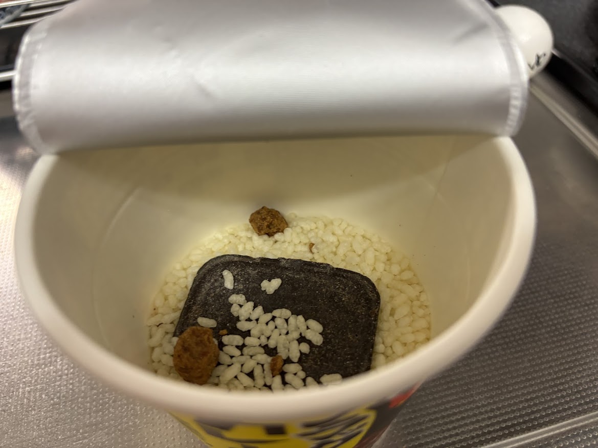 日清のカップメシ「ブラックカレーメシ 欧風ビーフ」