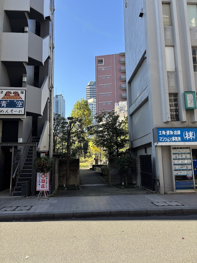 赤坂サカスの巨大インコが見えます
