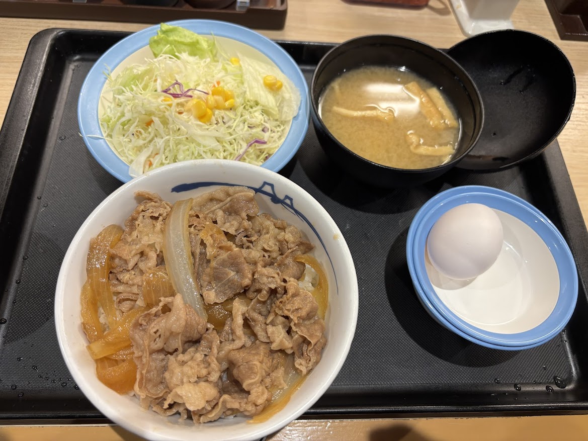 牛めしランチセット（並盛）、530円と生玉子、90円。合計620円