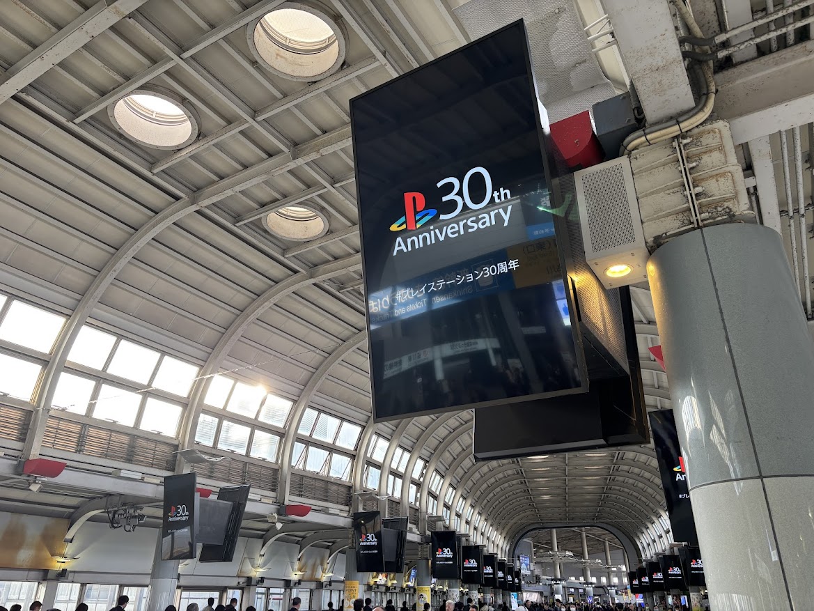 品川駅のプレイステーション30周年広告