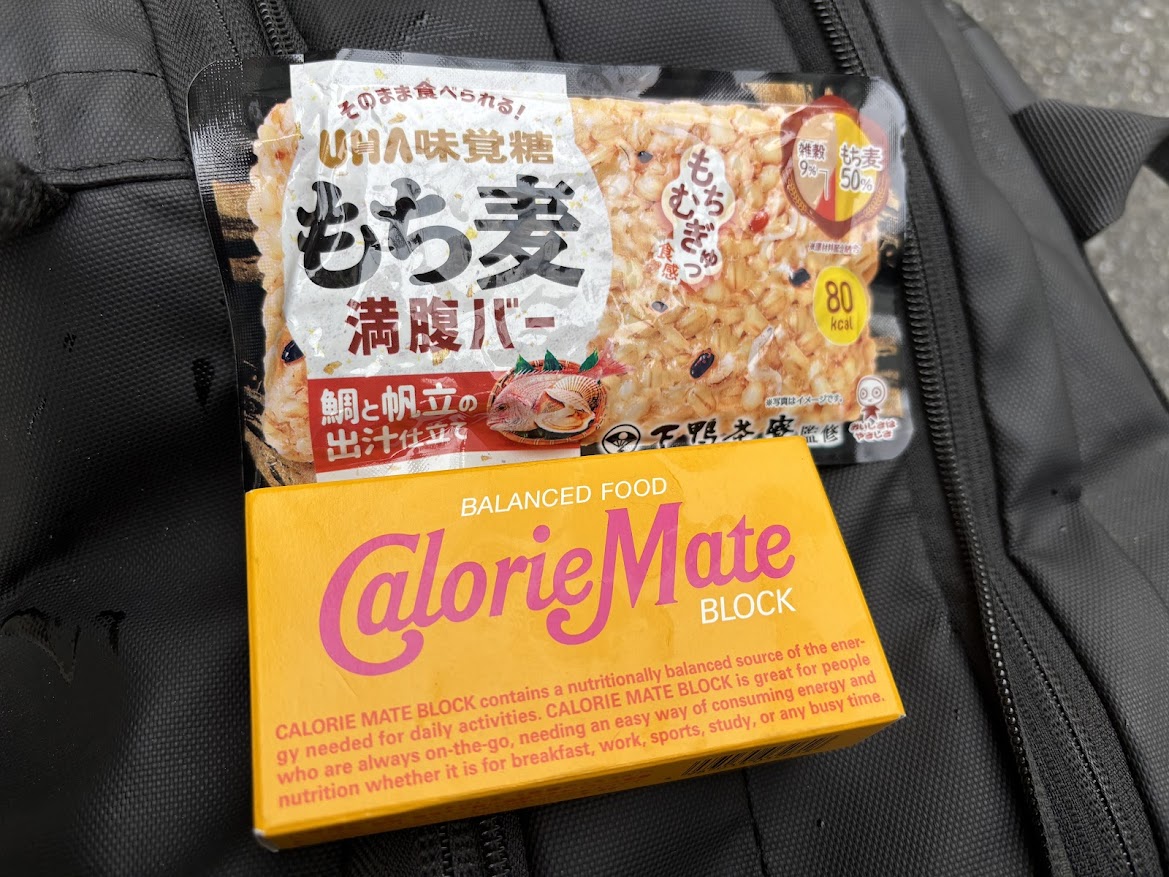 UMA味覚糖 もち麦満腹バー 鯛と帆立の出汁仕立て、カロリーメイト メープル味(以前にお客さんにもらった奴)