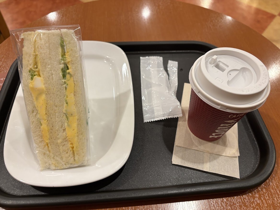 カフェ・ベローチェ 四谷三丁目店でタマゴサンドとコーヒー レギュラーサイズ