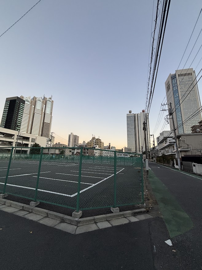 こばと児童遊園付近はら初台の方向を望む