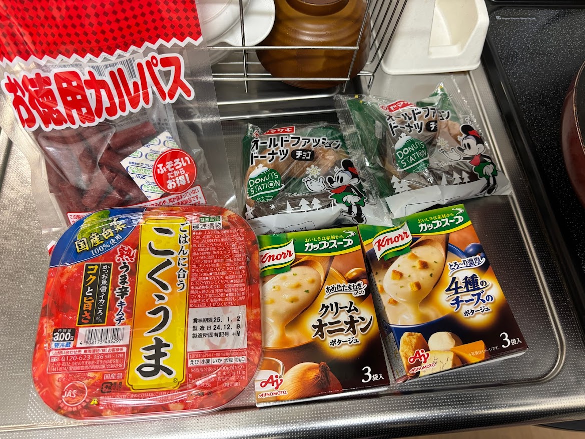 お徳用カルパス、ヤマザキ オールドファッションドーナツ チョコ、キムチ、クノール カップスープ クリームオニオンと4種のチーズのポタージュ