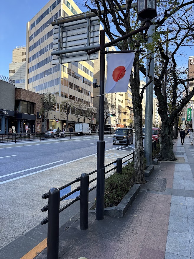 市ヶ谷駅前の道路と日本国旗