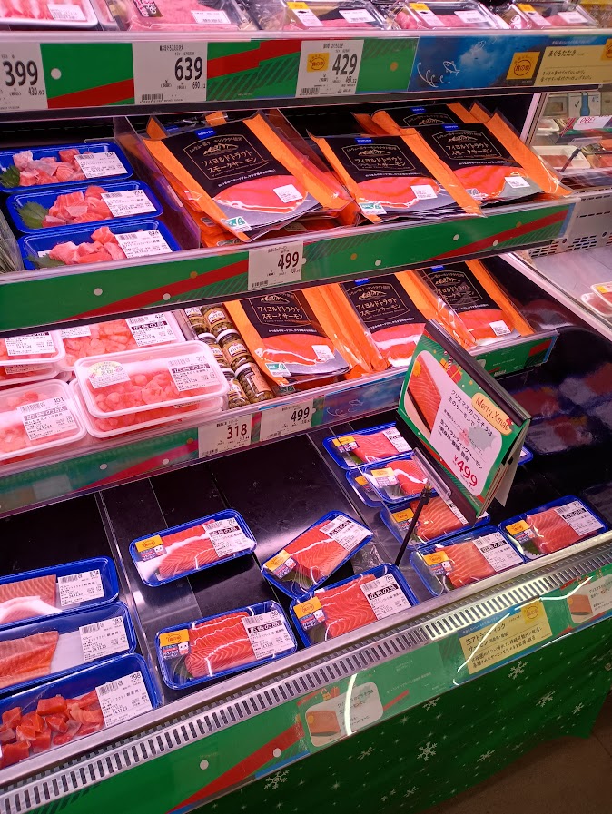 西友のサーモン売り場（クリスマスには鮭）