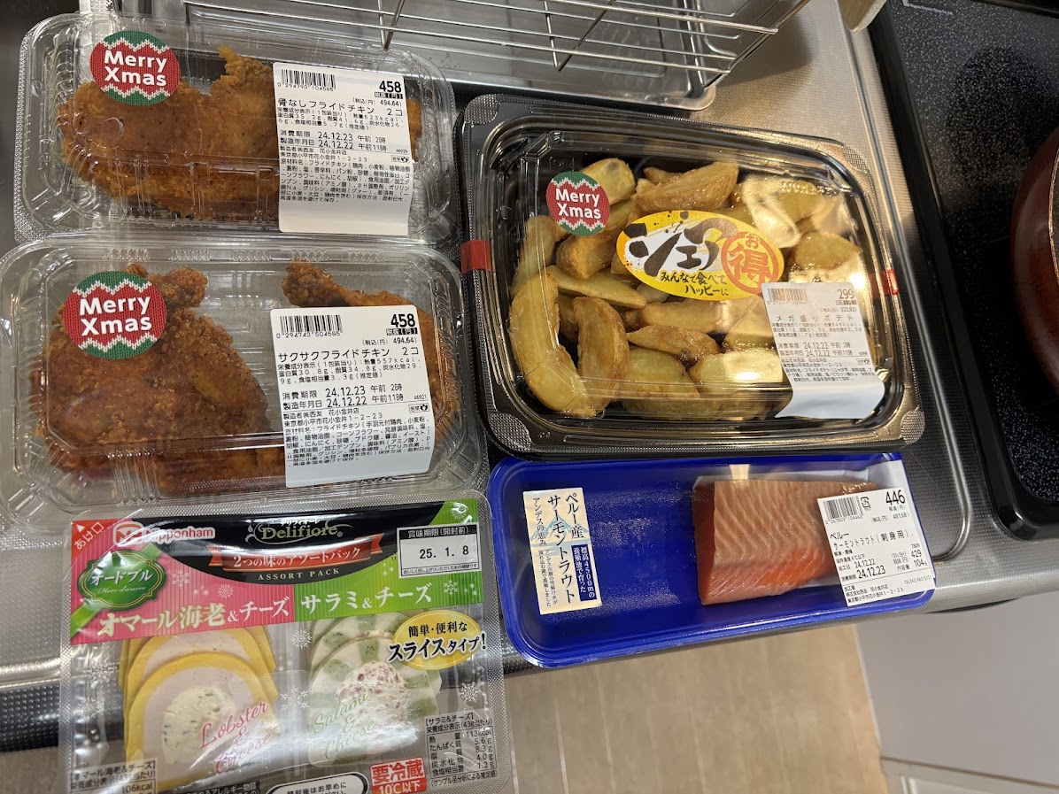西友で買ってきた惣菜の 骨なしフライドチキン、サクサクフライドチキン、メガ盛りポテト、ペルー サーモントラウト（刺身用 鮭）、日本ハム オードブル デリフィオーレ オマール海老＆チーズ サラミ＆チーズのテリーヌ