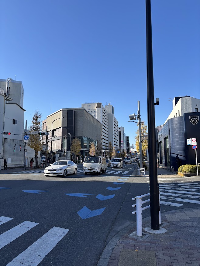 学芸大学駅から歩いて目黒通りに出てイオンスタイル碑文谷店方面