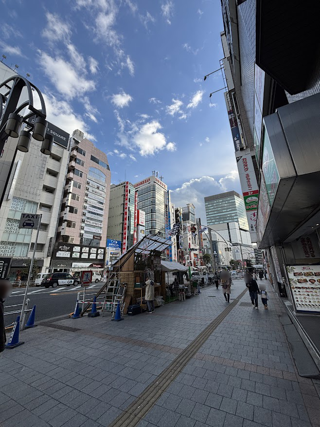 上野駅近くの中央通り歩道