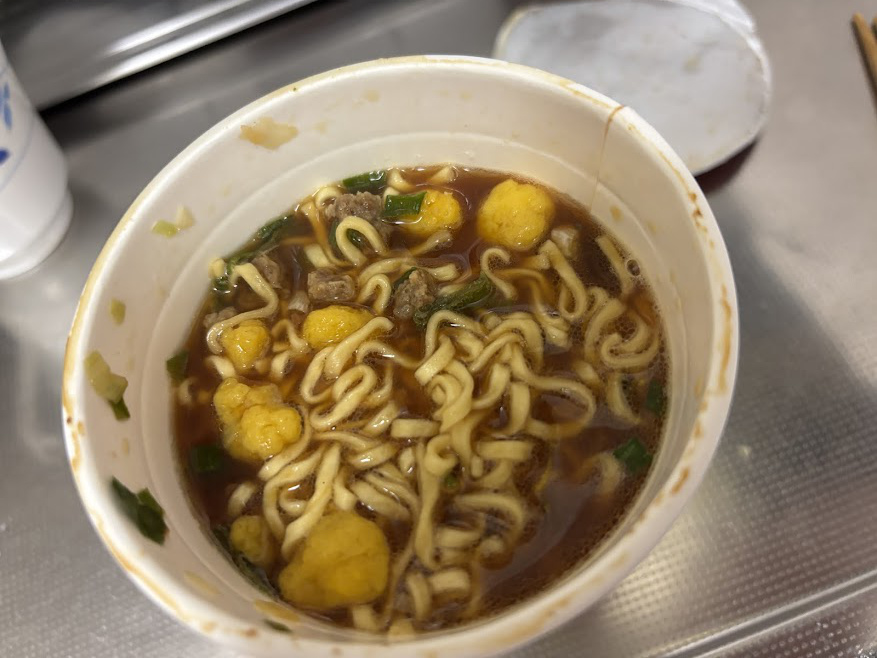 明星のカップラーメン「至極の一杯 鶏油香る醤油ラーメン」【コクうまの雫、香り・コクさらに極まる】