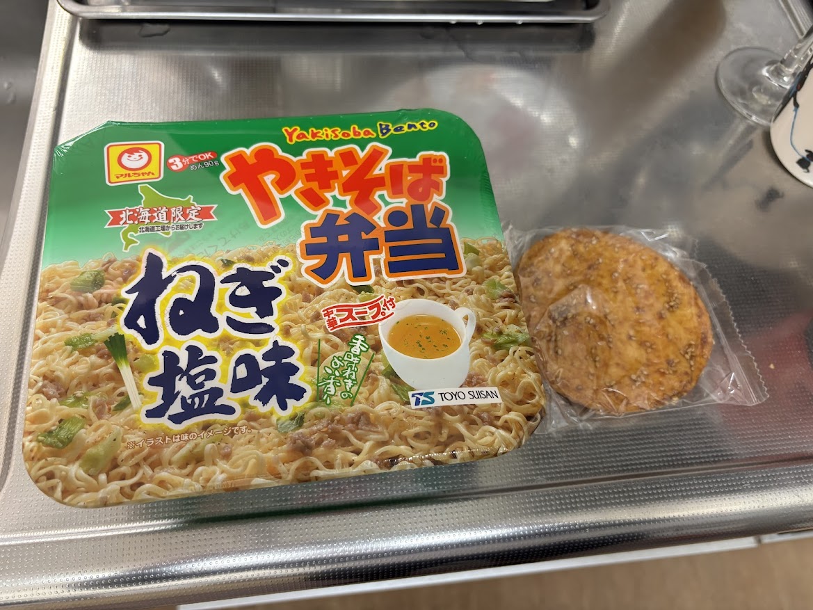 やきそば弁当　ねぎ塩味と以前にお客さんにもらったせんべい