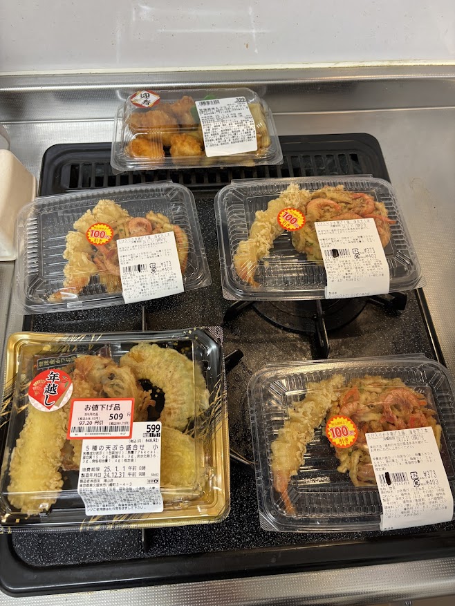ローソンストア100 花小金井店で買ってきたえび入りかき揚げ1個、海老天1本×3と西友滝山店で買って来た5種の天ぷら盛合せ 小、旨塩唐揚＆フライドポテト