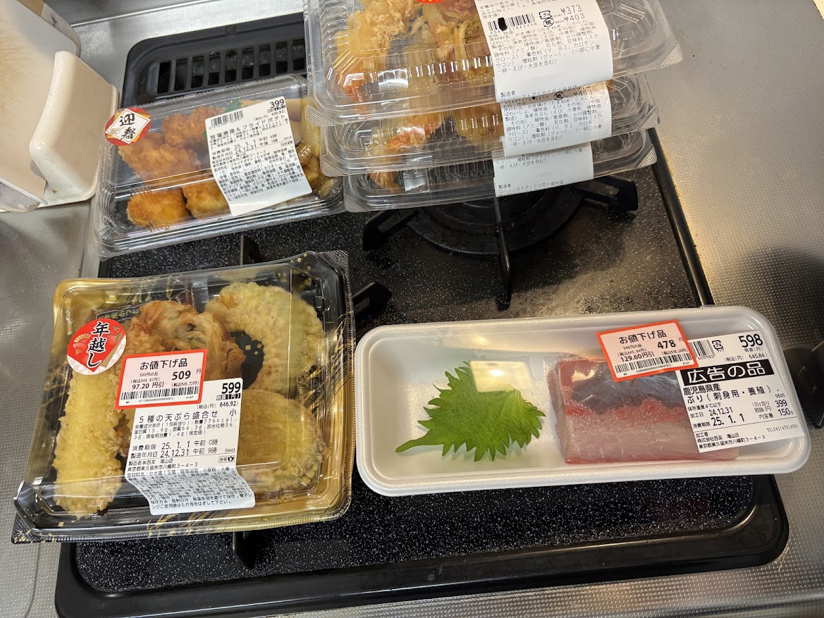 ローソンストア100 花小金井店で買ってきたえび入りかき揚げ1個、海老天1本×3と西友滝山店で買って来た5種の天ぷら盛合せ 小、旨塩唐揚＆フライドポテトと鹿児島県産ぶり刺身