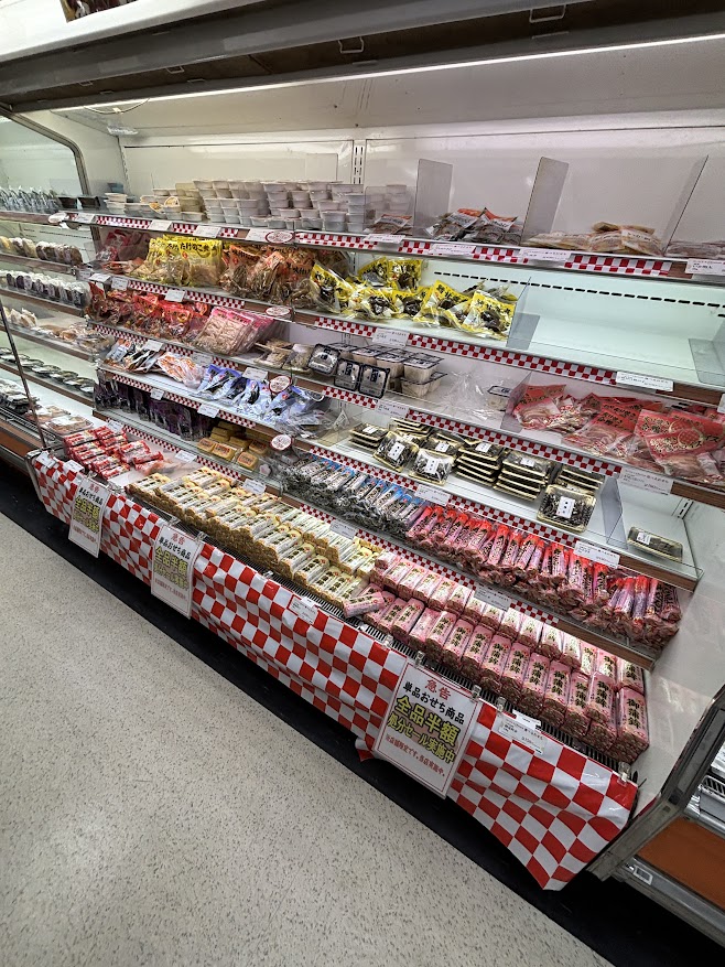 ローソンストア100 花小金井店の100円おせちシリーズ「急告 単品おせち商品 全品半額処分セール実施中 店舗限定で当店実施中」