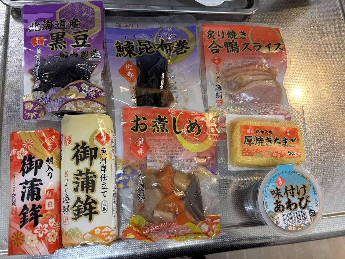 ローソンストア100 単品おせちシリーズから北海道産黒豆、鰊昆布巻、焙り焼き合鴨スライス、鯛入り紅白御蒲鉾、魚河岸仕立て御蒲鉾、お煮しめ、厚焼きたまご、味付けあわび