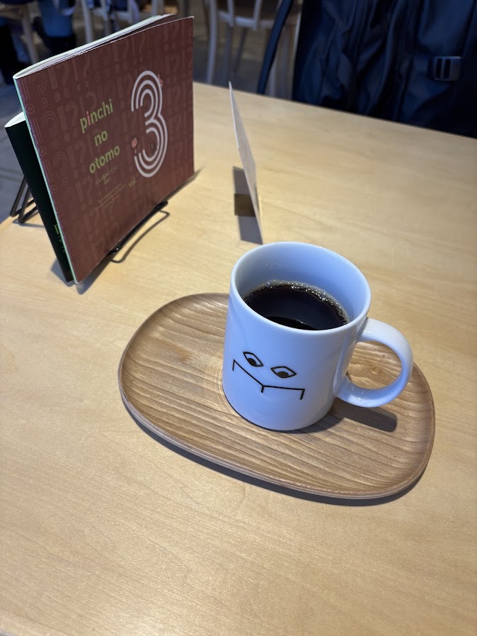 ダイヤ書房 本店内のブックカフェ「喫茶ひしがた」でドリップコーヒーHot（ヒシガタブレンド）