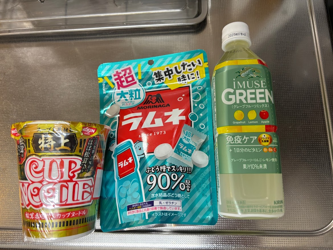特上 カップヌードル（"ほぼ松茸" (松茸風味に味付けしたエリンギ)、"謎肉" (味付豚ミンチ)、たまご、エビ、ネギ。 ）、森永 超大粒 集中したい時に！ ラムネ、【プラズマ乳酸菌入り飲料】キリン イミューズ グリーン（iMUSE GREEN） 500ml ペットボトル（＋1日分のビタミン B1 B6 C グレープフルーツ、りんご、レモン使用果汁10％未満）