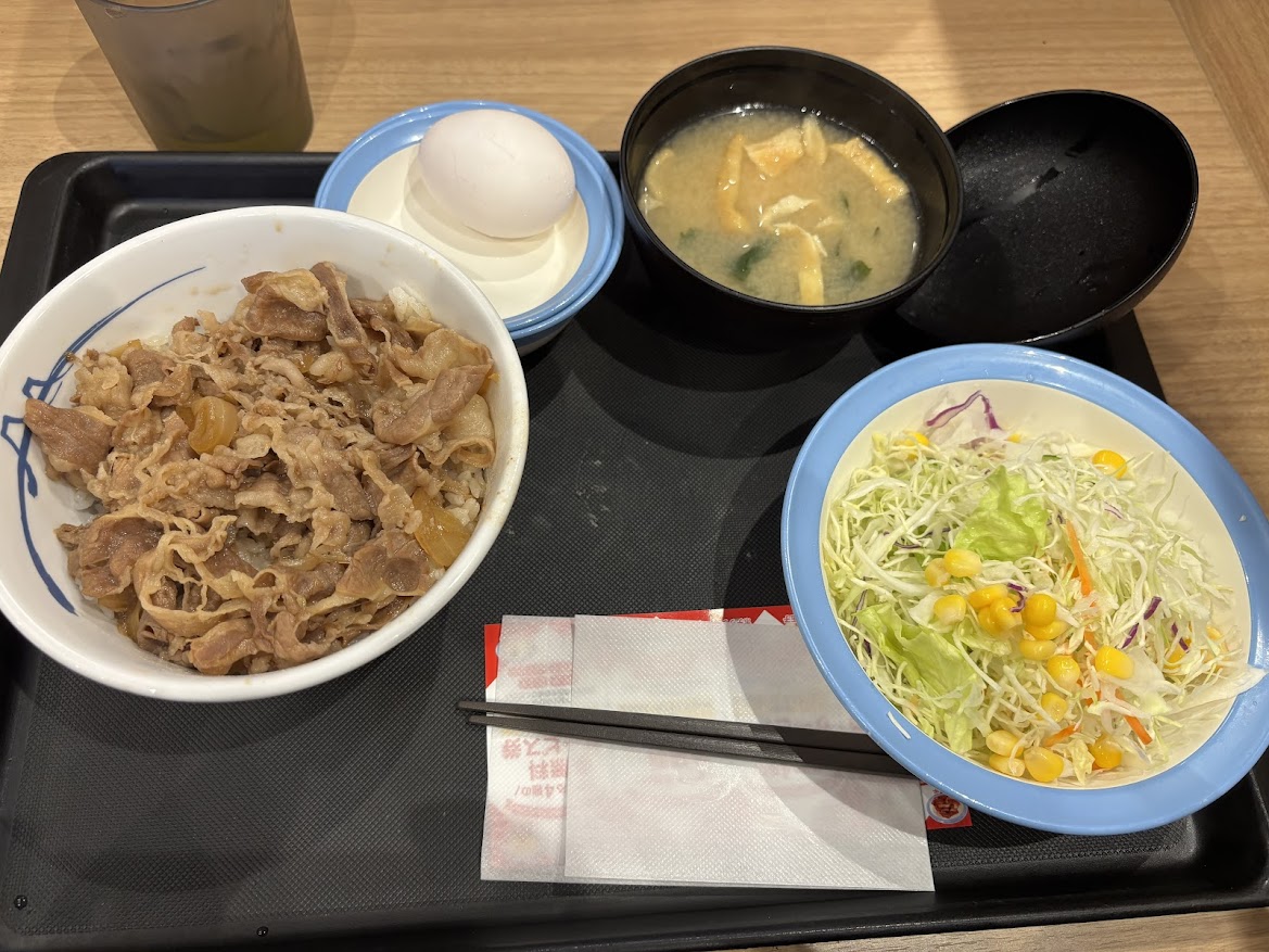 松屋 両国店で牛めしランチセット（並盛）と生玉子、合計580円
