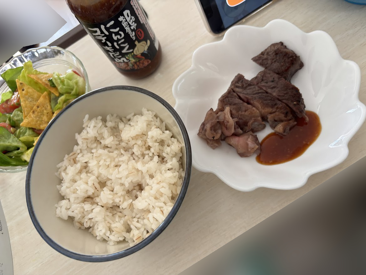 ロピアで買って来ていた牛肉でステーキ、ご飯、メキシカンサラダセットで作ったサラダ（レタス、アボカド、ミニトマト等）、ほたてスープ