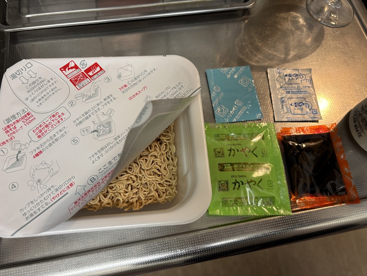 マルちゃん 焼そばバゴォーン（焼そば BAGOOOON）開けてかやくやソースやふりかけやわかめスープの袋取り出し