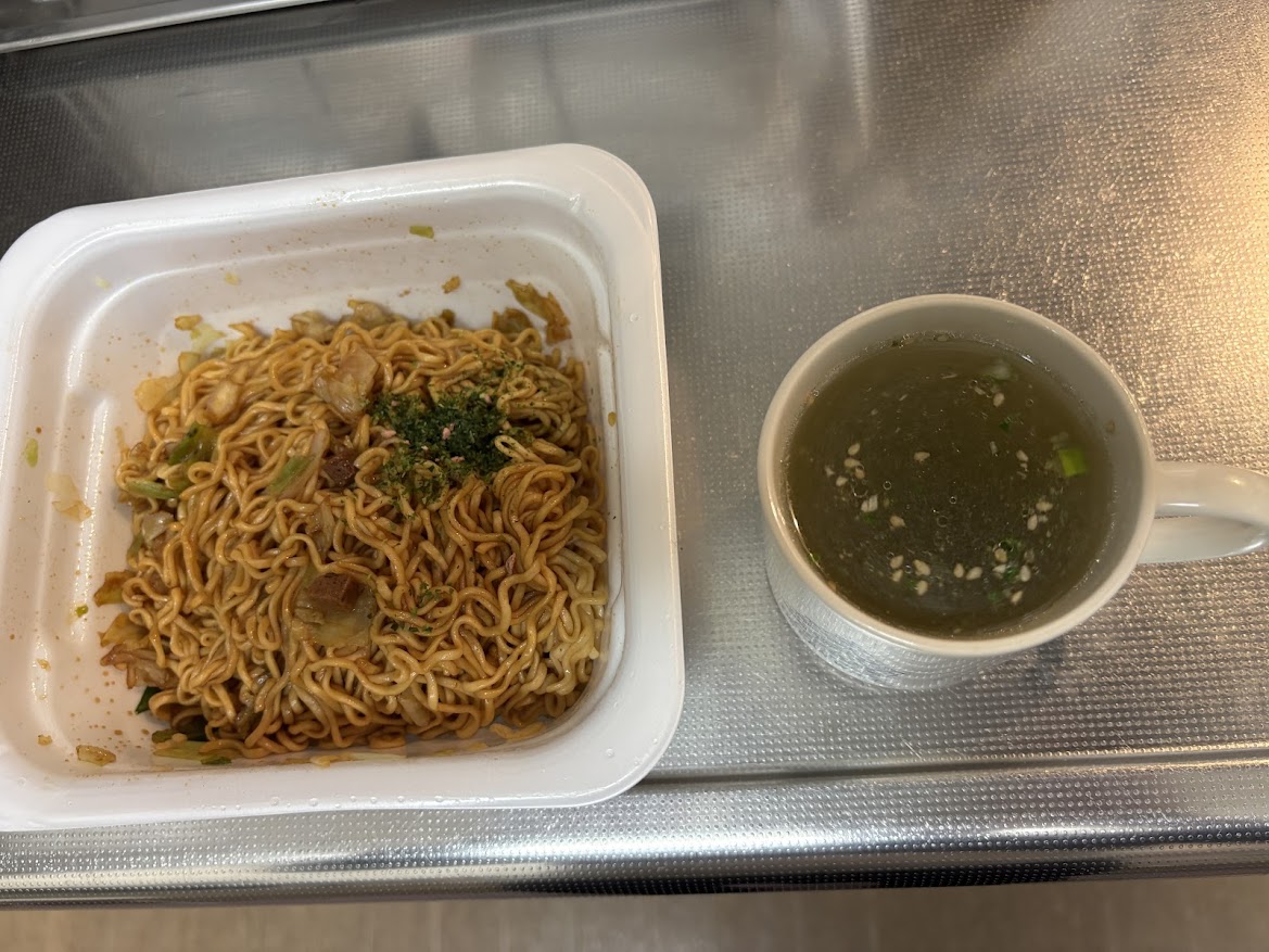 マルちゃん 焼そばバゴォーン（焼そば BAGOOOON）とわかめスープ