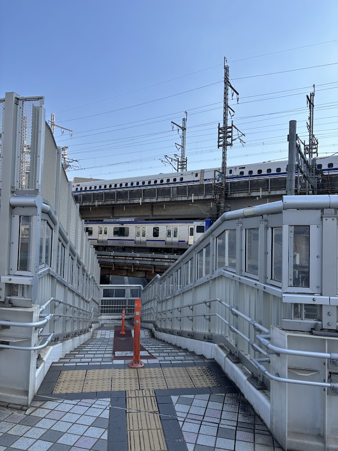 大崎駅近くの百反歩道橋から新幹線と横須賀・総武快速線E235系車両