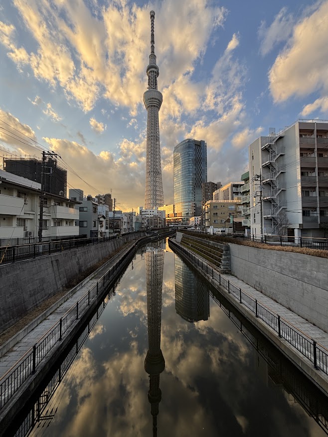 西十間橋から北十間川に反射する東京スカイツリー