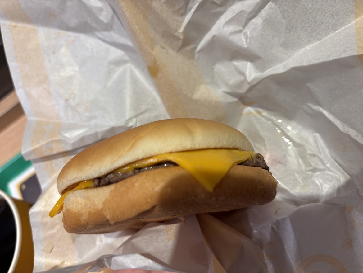 マクドナルドのチーズバーガー