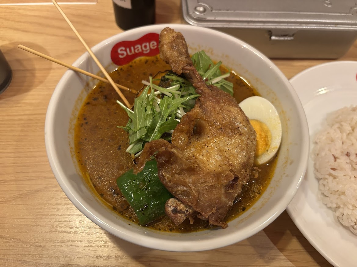 チキンレッグと7種の野菜カレー（スープカレー）、チキンは揚げか煮込みが選べますが揚げで辛さは6の超辛、ご飯は普通
