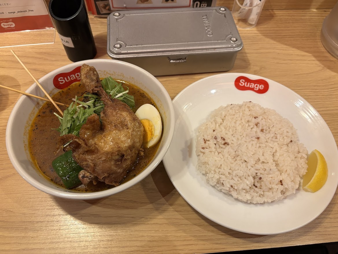 チキンレッグと7種の野菜カレー（スープカレー）、チキンは揚げか煮込みが選べますが揚げで辛さは6の超辛、ご飯は普通