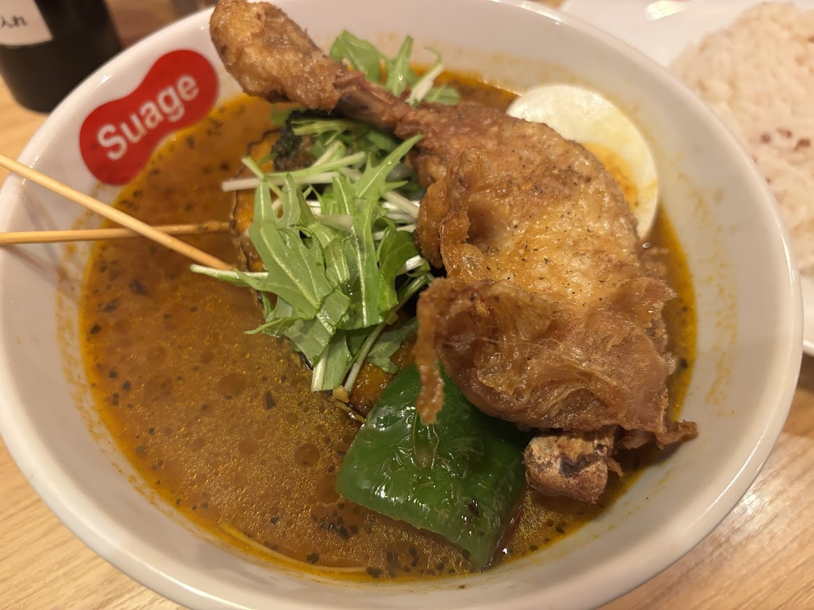 チキンレッグと7種の野菜カレー（スープカレー）、チキンは揚げか煮込みが選べますが揚げで辛さは6の超辛、ご飯は普通