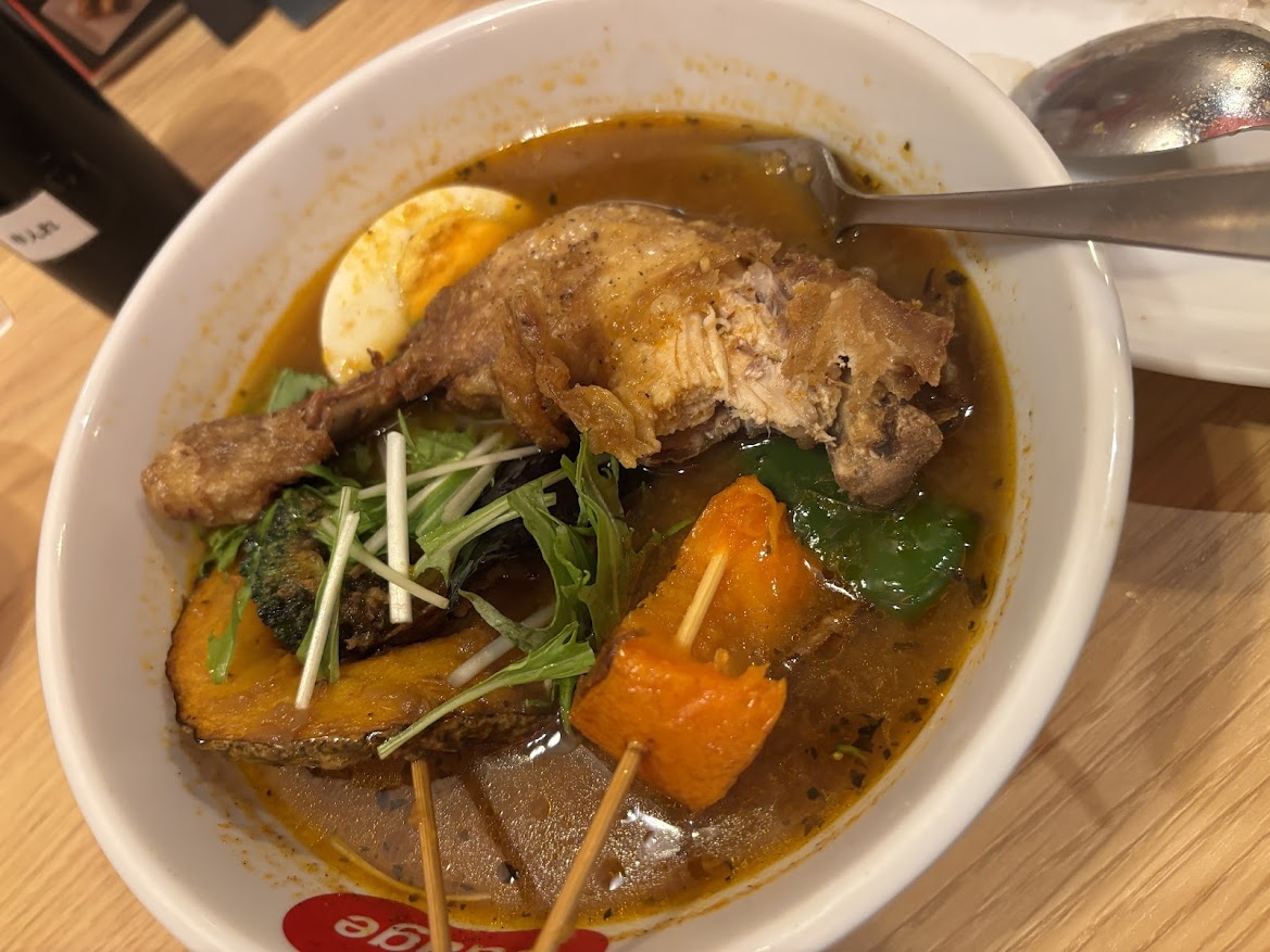 チキンレッグと7種の野菜カレー（スープカレー）、チキンは揚げか煮込みが選べますが揚げで辛さは6の超辛、ご飯は普通