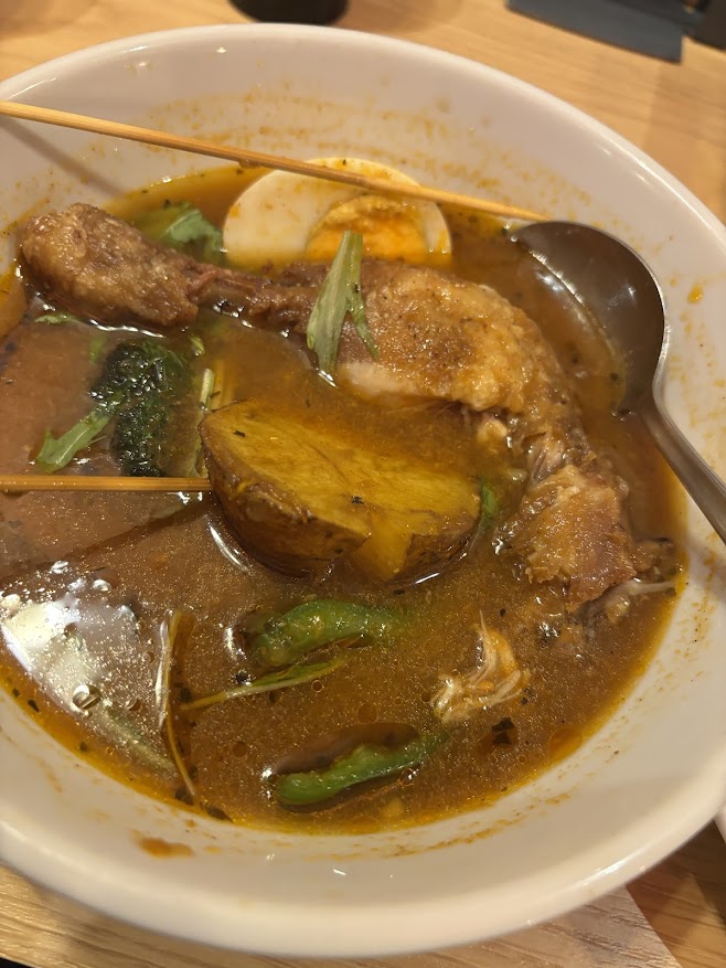 チキンレッグと7種の野菜カレー（スープカレー）、チキンは揚げか煮込みが選べますが揚げで辛さは6の超辛、ご飯は普通