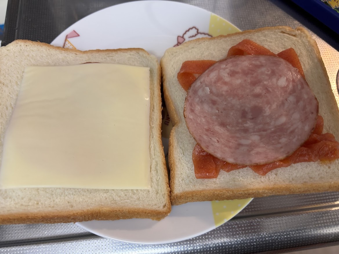 ヴェルデ 明太フランス風トーストスプレッドとシャウスライスとチーズ乗せトースト食パン、バターと日本ハムのシャウスライス（シャウエッセンのお肉で作りました）とチーズ乗せトースト食パン