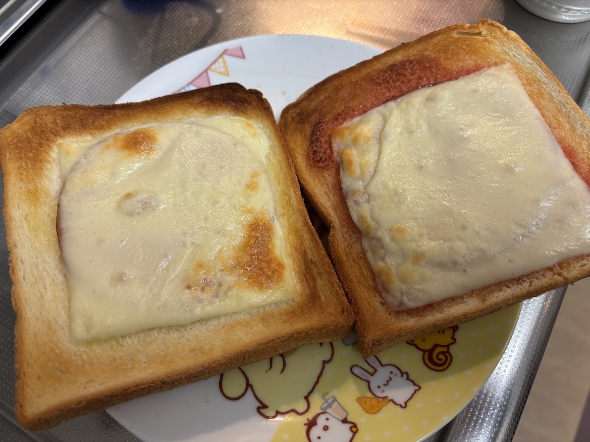 ヴェルデ 明太フランス風トーストスプレッドとシャウスライスとチーズ乗せトースト食パン、バターと日本ハムのシャウスライス（シャウエッセンのお肉で作りました）とチーズ乗せトースト食パン