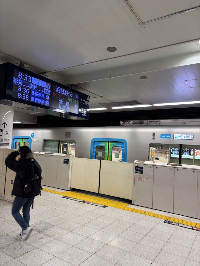 副都心線 新宿三丁目駅に到着するSトレイン（西武秩父行き）