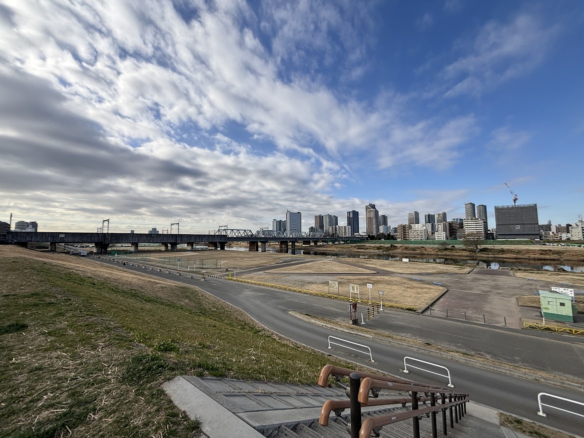 多摩川丸子橋緑地（多摩川緑地 丸子橋地区）武蔵小杉方面を見る