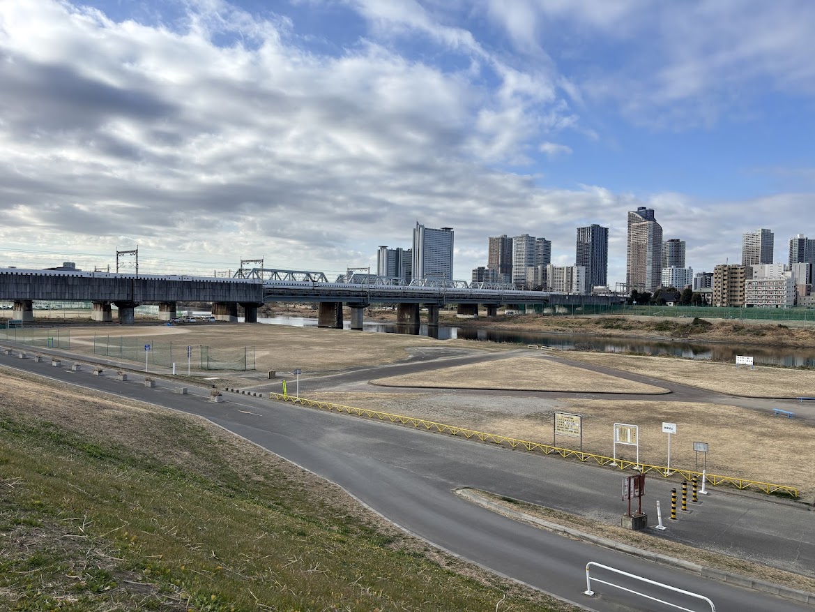多摩川丸子橋緑地（多摩川緑地 丸子橋地区）武蔵小杉方面を見る 新幹線通過中