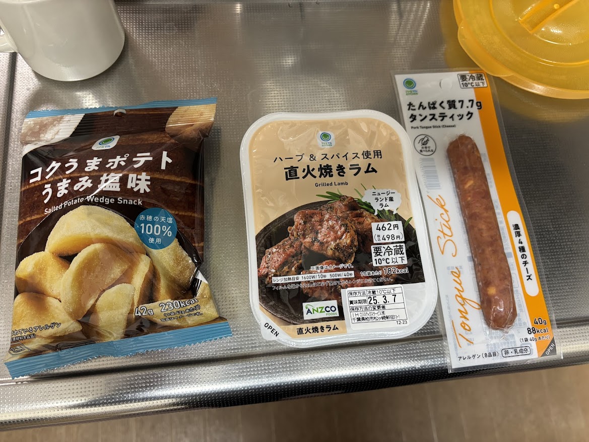ファミリーマートのファミマル ハーブ ＆ スパイス使用 直火焼きラム（ニュージーランド産ラム）（ファミマル コクうまポテト うまみ塩味 とたんぱく質7.7gタンスティック 濃厚4種のチーズ含む）